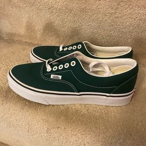 NWT low top classic lace up vans
